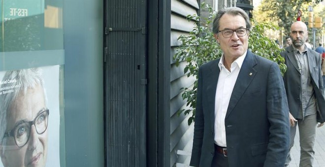 El presidente de la Generalitat, Artur Mas, a su llegada esta mañana a la sede de Convergència Democràtica de Catalunya, el día después de ganar las elecciones autonómicas. EFE/ Andreu Dalmau