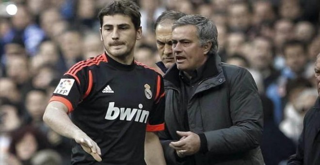 Casillas escucha unas indicaciones de Mourinho en la época que compartieron en el Real Madrid. /EFE