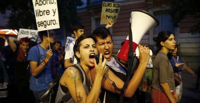 Protesta ante el Ministerio de Justicia para reclamar que el aborto esté fuera del Código Penal. / J.P. GANDUL (EFE)