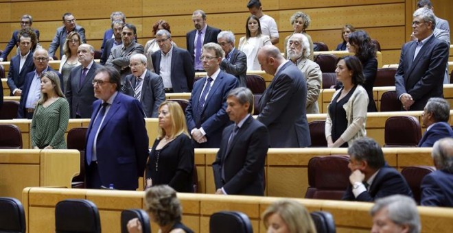 Los senadores de los grupos de la oposición, en pie, durante la protesta llevada a cabo ante la ausencia del presidente del Gobierno, Mariano Rajoy, en la sesión de control al Gobierno hoy en el Senado. -EFE/Chema Moya