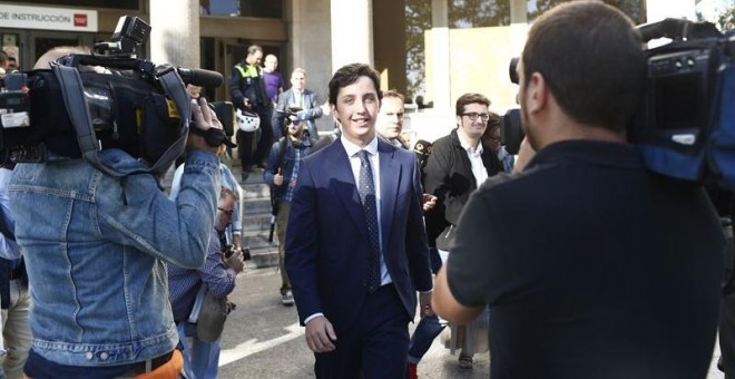 Francisco Nicolás Gómez Iglesias, conocido como el 'pequeño Nicolás', al salir del juzgado. EUROPA PRESS