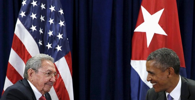 El presidente estadounidense, Barack Obama, y el Cuba, Raúl Castro, durante su reunión en la sede de las Naciones Unidas.- REUTERS/Kevin Lamarque