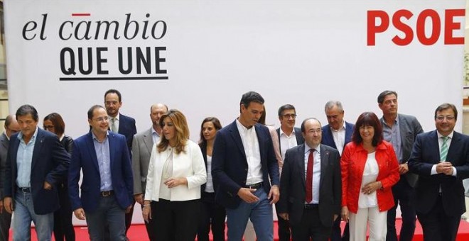 El secretario general del PSOE, Pedro Sánchez (c),en la foto de familia con los 'barones' territoriales antes del Consejo de Política Federal del PSOE.-EFE/J.P.Gandul