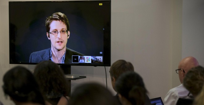 Edward Snowden pronuncia un discurso por videoconferencia desde Moscú a los asistentes a un debate sobre el derecho a la privacidad, la protección contra la vigilancia inadecuada y la seguridad de los denunciantes en Manhattan. REUTERS