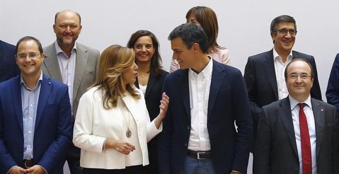 El secretario general del PSOE, Pedro Sánchez (d), conversa con la presidenta de Andalucía, Susana Díaz (i), durante la foto de familia con los 'barones' territoriales antes de la reunión que han celebrado esta tarde en el marco del Consejo de Política F