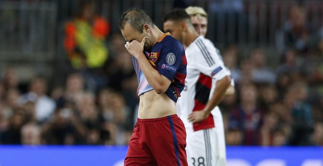 Iniesta se retira del campo lesionado en el partido de Champions de anoche. /REUTERS