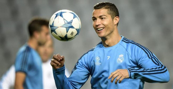 Cristiano Ronaldo, en el entrenamiento de ayer en el campo del Malmoe. /EFE