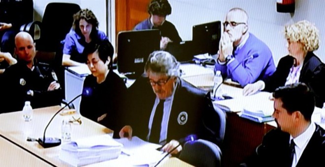 Rosario Porto y Alfonso Basterra (detrás), acusados de la muerte de su hija Asunta. / EFE