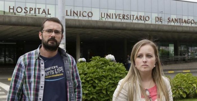 Los padres de Andrea, Antonio Lago y Estela Ordóñez, a la salida del Hospital Clínico de Santiago. / EFE