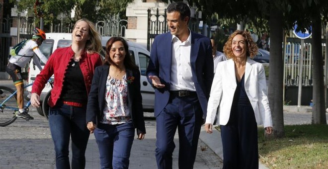 Pedro Sánchez, Meritxell Batet (d), Zaida Cantera (i) y Sara Hernández (2i), este miércoles en Madrid. EFE/Chema Moya
