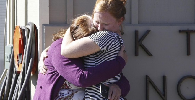 Los alumnos se abrazan tras el tiroteo en una universidad de Oregón. REUTERS