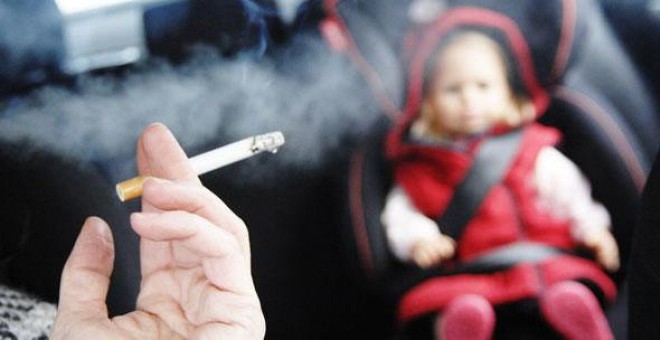 Los neumólogos piden que se prohíba fumar en automóviles donde viajen menores