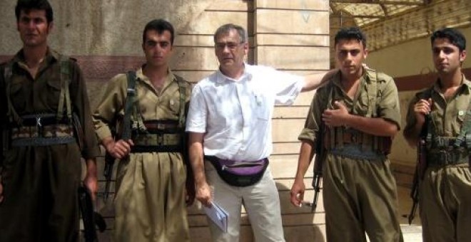 Manuel Martorell, junto a cuatro  ‘peshmergas’ del Partido Democrático del Kurdistán de Irán (PDKI) en el norte de Irak. - CUARTO PODER