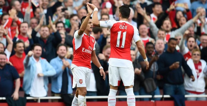 Alexis y Özil celebran uno de los goles del Arsenal contra el United. /REUTERS