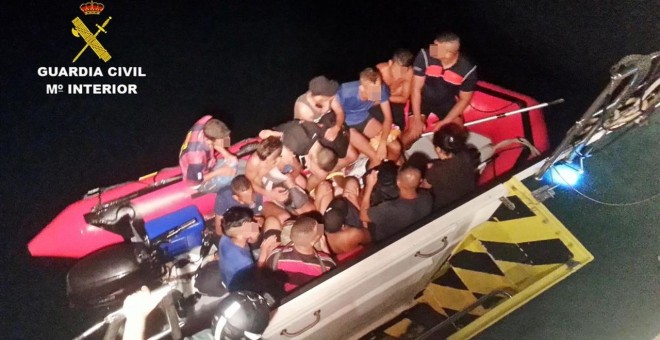La Guardia Civil participa en el rescate de una de las tres embarcaciones.