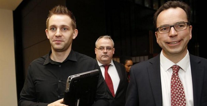 El universitario austríaco Max Schrems (i) y su abogado Herwig Hofmann (d). EFE/Julien Warnand