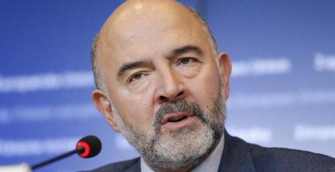 El comisario europeo de Asuntos Económicos y Financieros, Pierre Moscovici, comparece en rueda de prensa tras la reunión de ministros de Economía y Finanzas de la Unión Europea (Ecofin) en Luxemburgo. EFE/Julien Warnand