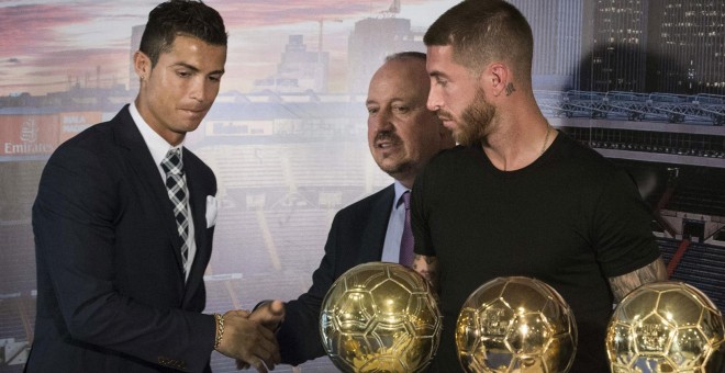 Benítez saluda a Cristiano, junto a Ramos, en el homenaje que le hizo el lunes el Real Madrid al portugués. /EFE