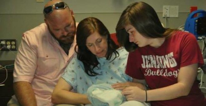 Rosalyn y su familia contemplan a su hijo. RosalynRacca Facebook