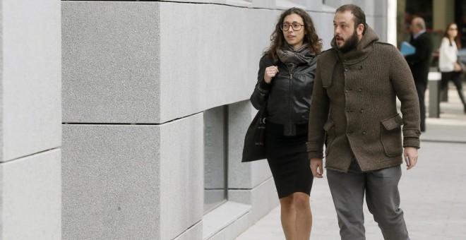 El edil de Ahora Madrid Guillermo Zapata (d), a su llegada a la Audiencia Nacional para declarar ante el juez Santiago Pedraz. EFE/Fernando Alvarado