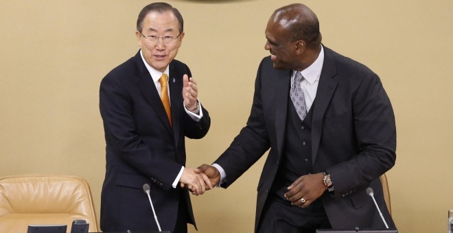 Fotografía de septiembre de 2013 del secretario general de la ONU, Ban Ki-moon, con el diplomático John Ashe.REUTERS/Mike Segar