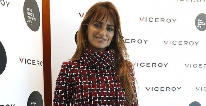 La actriz Penélope Cruz se pone detrás de la cámara para grabar anuncios para una marca de relojes, de la que es embajadora en colaboración con una ONG que apoya la investigación sobre la leucemia infantil. EFE/Angel Díaz