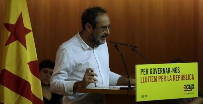 El cabeza de lista y diputado electo Antonio Baños, durante su intervención en la conferencia de la CUP. / EFE