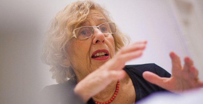 La alcaldesa de Madrid, Manuela Carmena, durante la entrevista de este jueves, 7 de octubre, en su despacho del Ayuntamiento de la capital. CHRISTIAN GONZÁLEZ