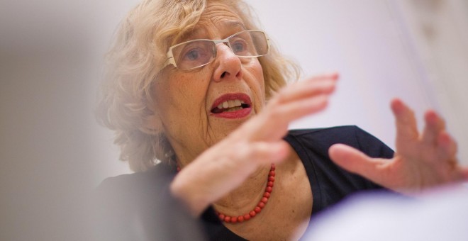 La alcaldesa de Madrid, Manuela Carmena, durante la entrevista de este jueves, 7 de octubre, en su despacho del Ayuntamiento de la capital. CHRISTIAN GONZÁLEZ