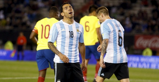 Tévez con el gesto serio tras la derrota de Argentina en casa contra Ecuador. /REUTERS