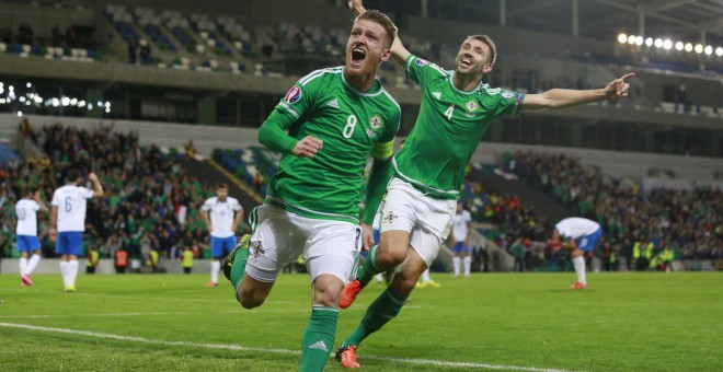 Steven Davis celebra uno de los goles de Irlanda del Norte contra Grecia. /REUTERS