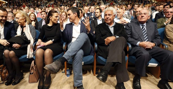El secretario general del PSOE, Pedro Sánchez y el expresidente del Gobierno Feliipe González en el homenaje a Txiki Benegas. EFE
