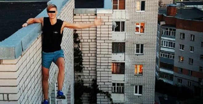 Hace unos día murió un joven ruso al tratar de fotografiarse desde las alturas de un edificio.- INSTAGRAM.