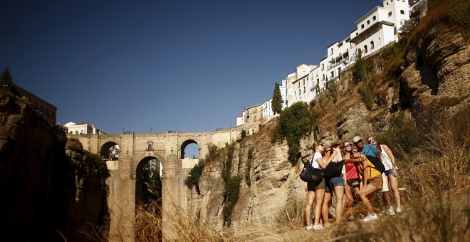 Selfie de unos turistas en 'Puente Nuevo, Ronda.- REUTERS.