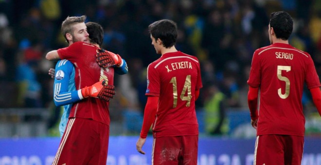 Los jugadores de la selección española abrazan a su portero, David de Gea, tras la victoria ante Ucrania por 1-0.- REUTERS/Valentyn Ogirenko