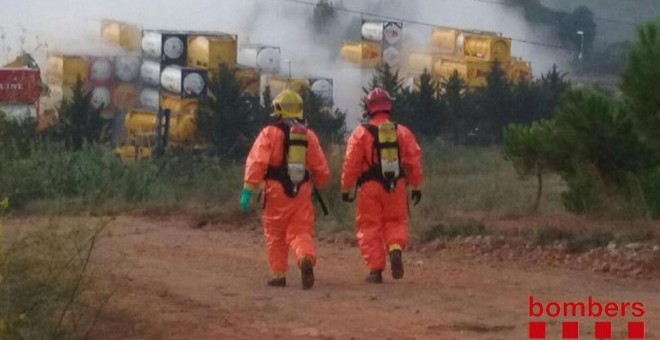 Bomberos trabajando en la zona afectada por la fuga. Bombers. Generalitat.