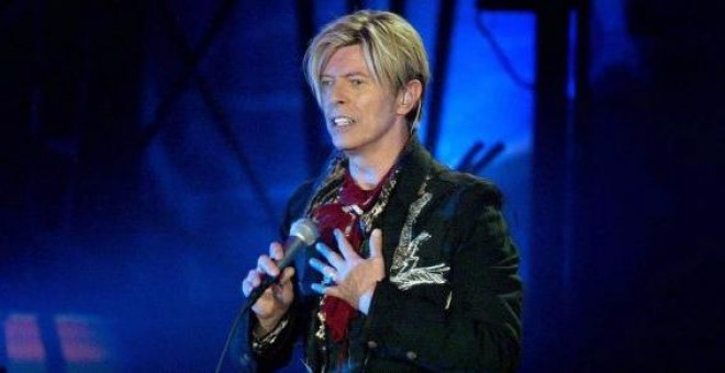 David Bowie durante una actuación en Rotterdam en octubre de 2003.- EFE