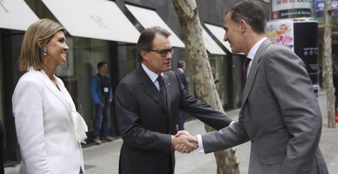 Fotografía facilitada por la Generalitat del rey Felipe VI saludando al presidente de la Generalitat, Artur Mas, ante la delegada del Gobierno en Cataluña, Llanos de Luna, a su llegada a la apertura del XVI Foro Iberoamérica en el Hotel Majestic de Barcel