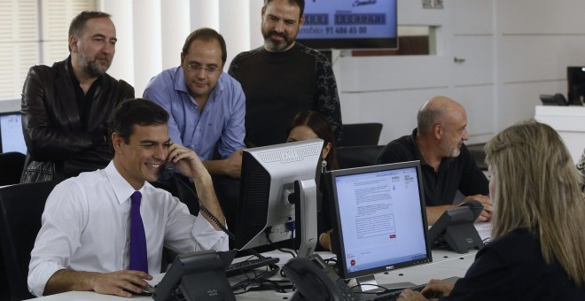 El secretario general del PSOE, Pedro Sánchez, junto al secretario de Organización, César Luena, entre otros, inaugura el 'call center'  instalado en la sede del partido en Ferraz, desde el que se llamará en los próximos días a militantes y simpatizantes