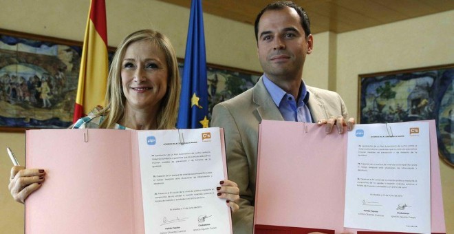 Momento en el que Cristina Cifuentes e Ignacio Aguado sellaron el acuerdo de investidura de la primera.- EFE
