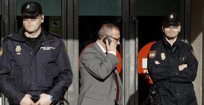 El director del Centro penitenciario de Teixiero, Carlos García, tras declarar hoy en el juicio por la muerte de Asunta Basterra. EFE