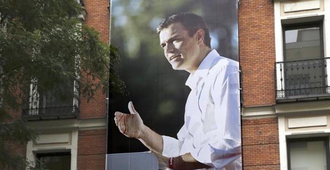 El PSOE ha colgado de la fachada de su sede de Ferraz una gran lona con la foto de su líder, Pedro Sánchez, y otra con el lema 'El cambio que une' y el logotipo del partido del puño y la rosa. EFE