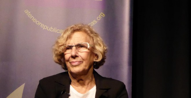 La alcaldesa de Madrid, Manuela Carmena, durante su charla en el Ateneo Republicano de Vallecas.-J.V.