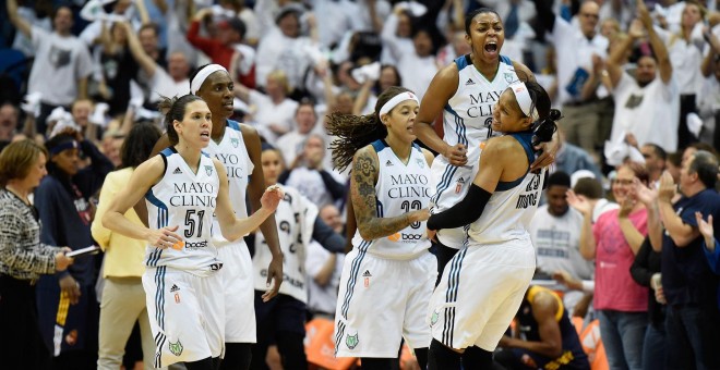 Anna Cruz, celebra el título con sus compañeros del Minnesota Lynx. / Hannah Foslien. AFP