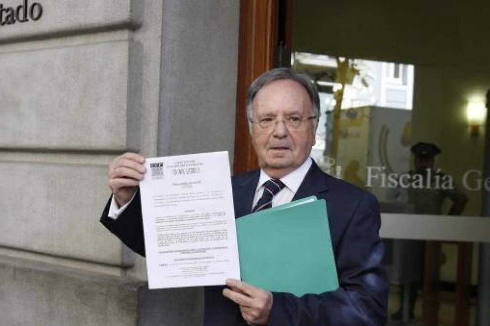 El secretario general del sindicato Manos Limpias, Miguel Bernard, muestra la denuncia que presentó en agosto en la Fiscalía General del Estado contra Artur Mas. - EFE