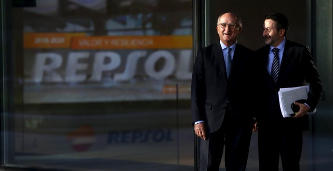 El presidente de Repsol, Antoni Brufau, y el consejero delegado, Josu Jon Imaz, a su llegada a la presentación del plan estratégico 2016-2020 de la petrolera. REUTERS/Susana Vera