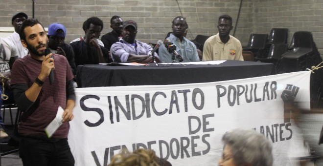 Presentación del Sindicato Popular de Vendedores Ambulantes en Can Batlló, en el barrio barcelonés de Sants. / MARC FONT