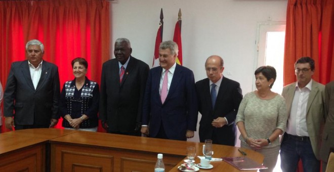 Posada y Centella, con el presidente de la Asamblea del Poder Popular de Cuba, Esteban Lazo Hernández, en La Habana.