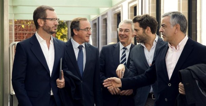 En la imagen, de izq. a dcha: el vicesecretario de Sectorial del PP, Javier Maroto; el ministro de Sanidad, Alfonso Alonso; los presidentes del PP de Bizkaia, Antonio Damborenea, y de Gipuzkoa, Borja Sémper, y el secretario general del PP vasco, Javier de