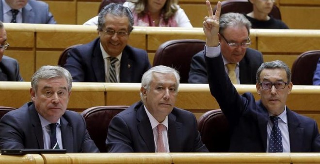 El portavoz del PP en el Senado, José Manuel Barreiro, junto a Javier Arenas y Antolín Sanz. / EFE